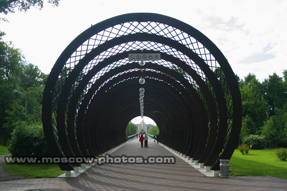 Andreyevsky Bridge entrance