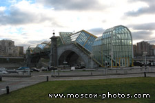 Bogdan Khmelnitsky Bridge entrance