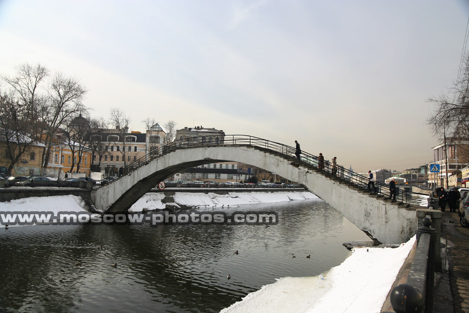 Foot-bridge 1 (between Ovchinnikovskaya and Sadovnicheskaya embankments)