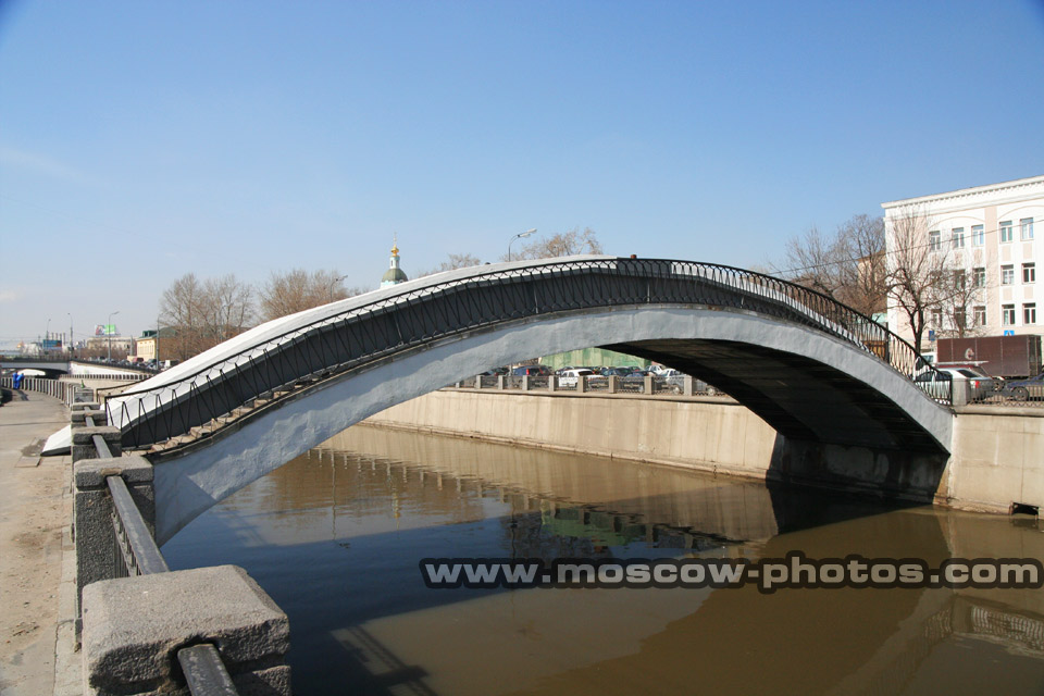 Foot-bridge 3 (over Yauza river, between Bernikovskaya and Serebryanicheskaya embankments)