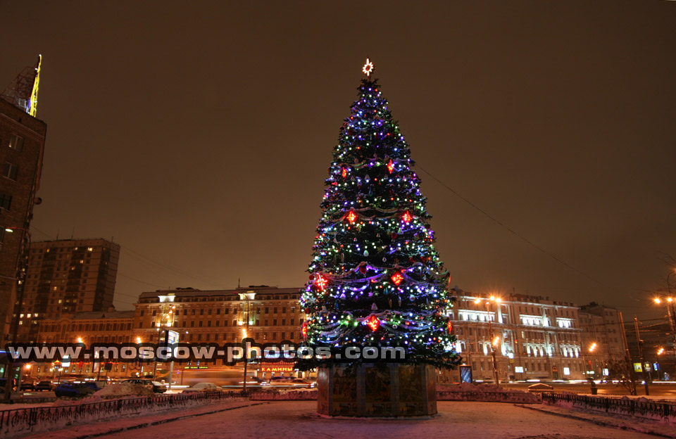 Christmas tree in front of the Accounts Chamber of the Russian Federation