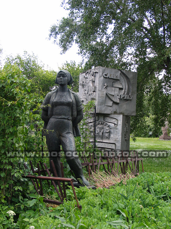 Kolhoznitsa monument