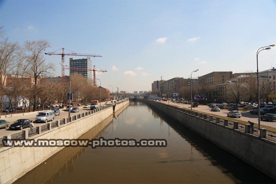 View from Foot-bridge 3 (over Yauza river, between Bernikovskaya and Serebryanicheskaya embankments)